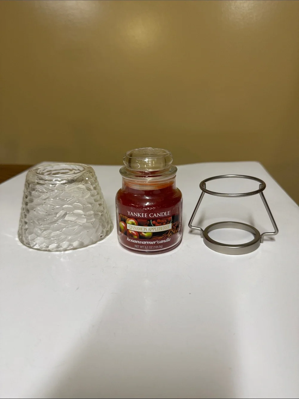 Yankee Candle Cinnamon Appleberry Red Housewarmer with Textured Glass Shade